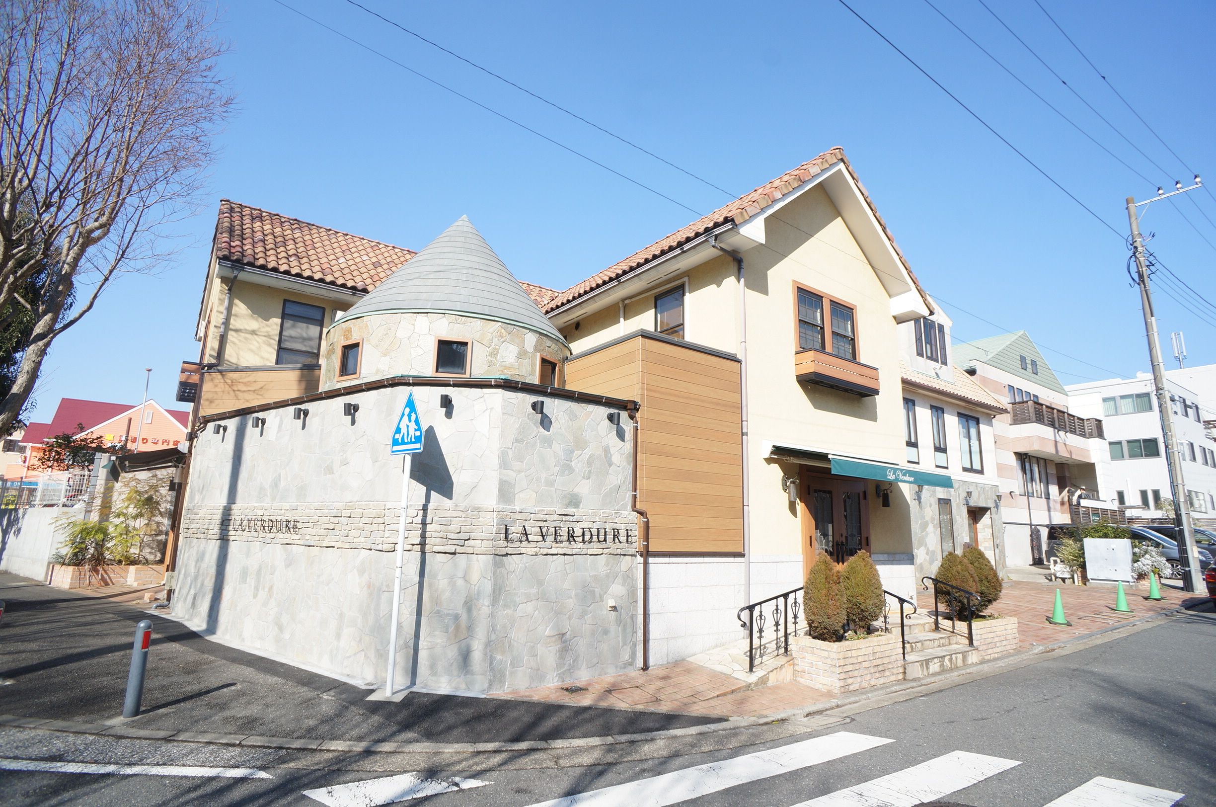 飲食店　ラ・ベルデュール（飲食店）まで912m