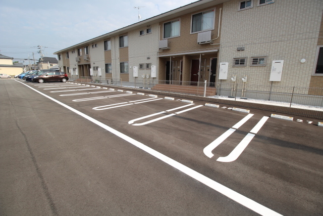 【ハイタウン網川原の駐車場】