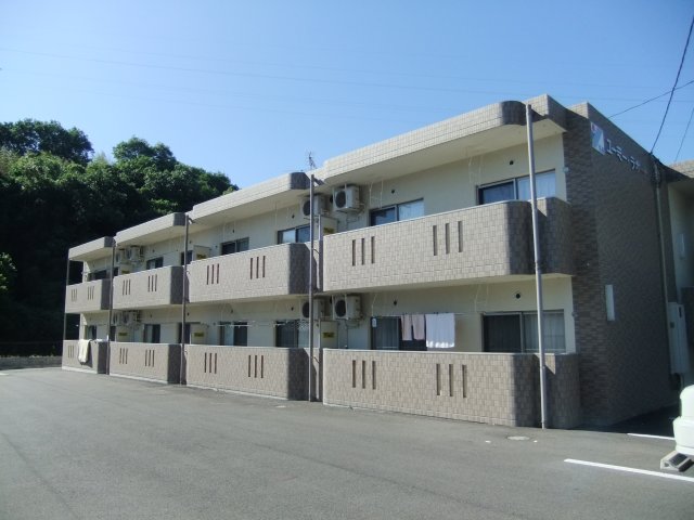 津山市紫保井のアパートの建物外観