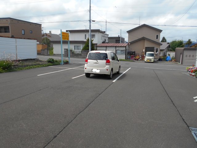 【ハピネス６１０の駐車場】