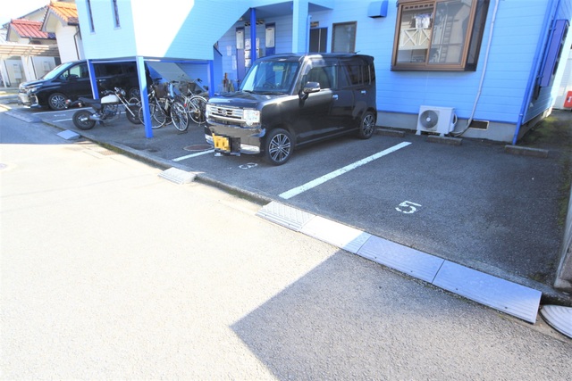 【松山市北斎院町のアパートの駐車場】