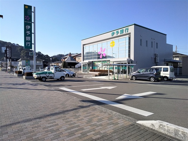 【松山市北斎院町のアパートの銀行】