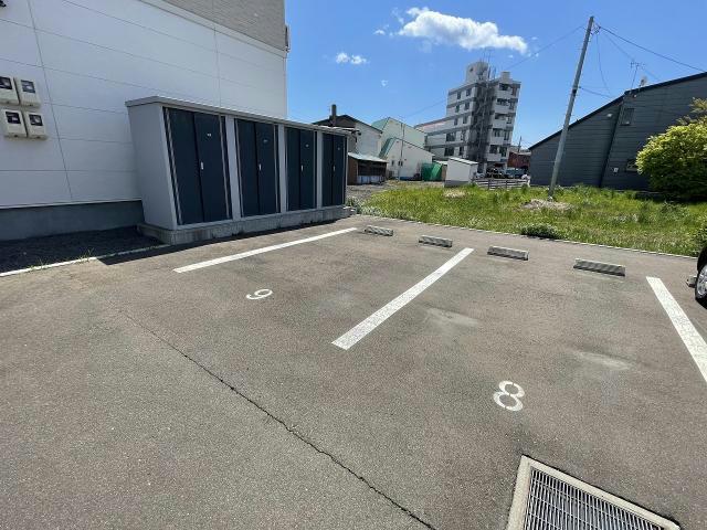 【函館市万代町のアパートの駐車場】