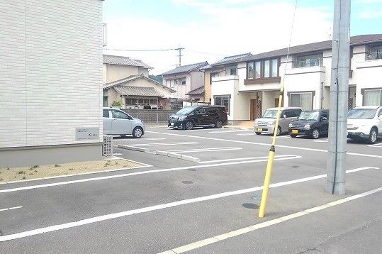 【リバーサイド　コッティ　IIの駐車場】