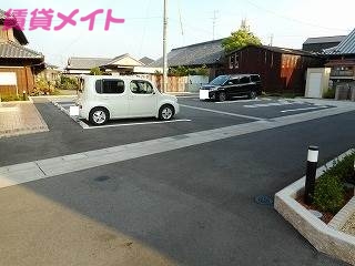 【鈴鹿市竹野のアパートの駐車場】