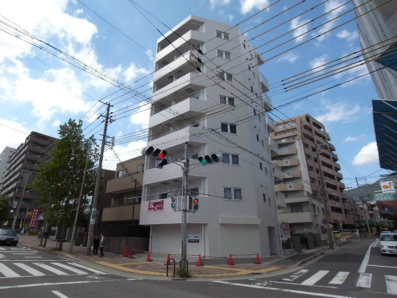 【神戸市灘区水道筋のマンションの建物外観】