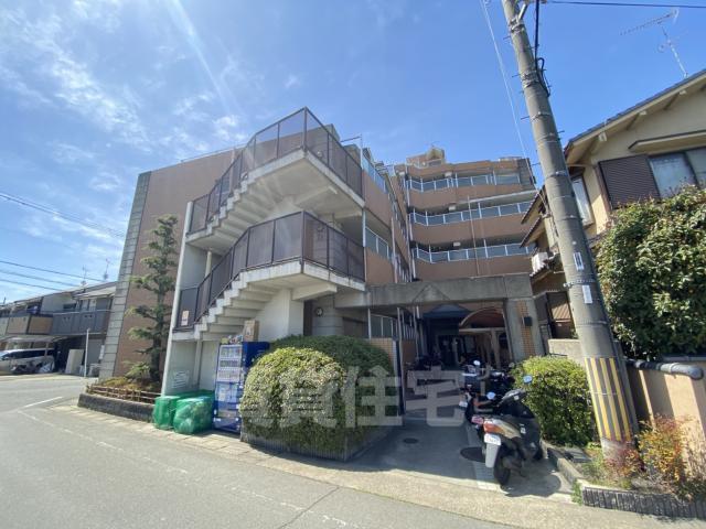 京都市南区上鳥羽西浦町のマンションの建物外観