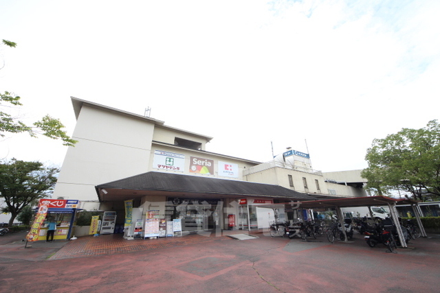 スーパー　イズミヤ　学園前店（スーパー）まで570m