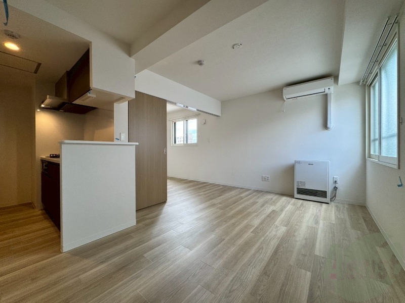 居室・リビング　木目のフローリングは落ち着きのある印象のお部屋になりますね。