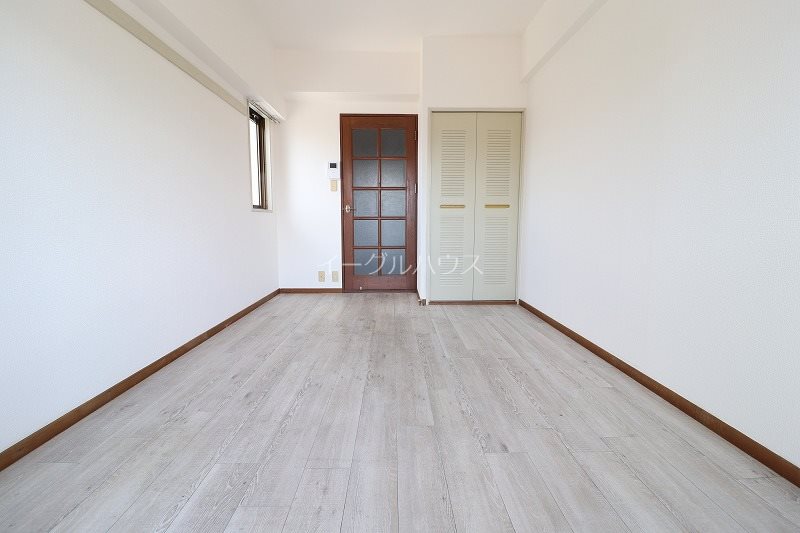 居室・リビング　写真は別のお部屋のものになります。