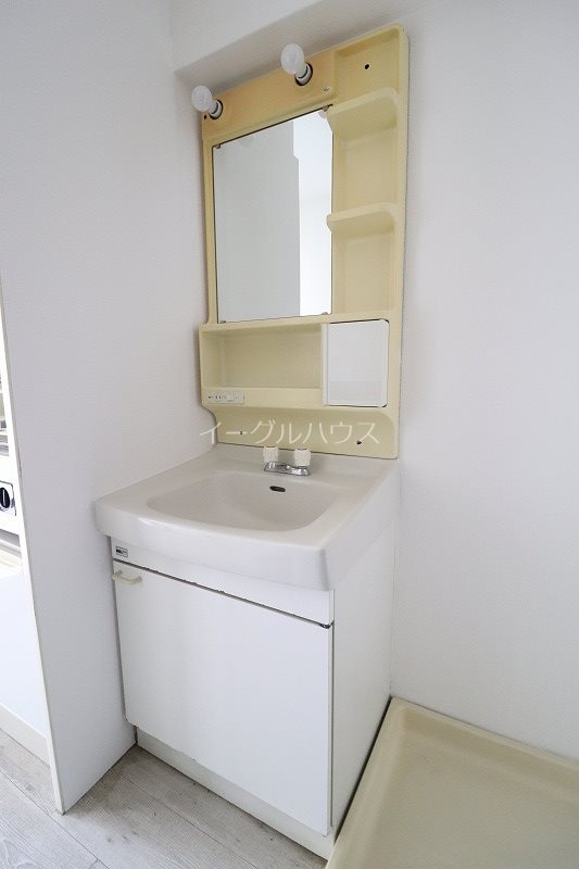 洗面設備　写真は別のお部屋のものになります。