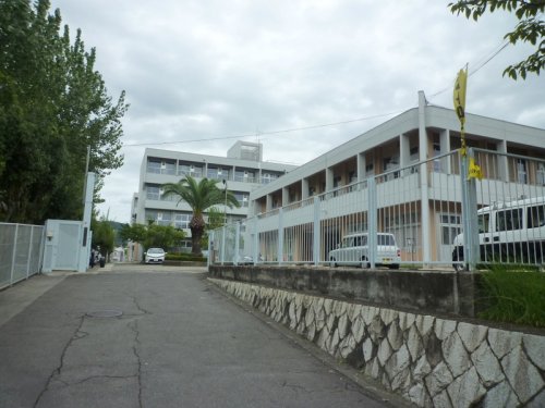 中学校　箕面市立第三中学校（中学校）まで579m