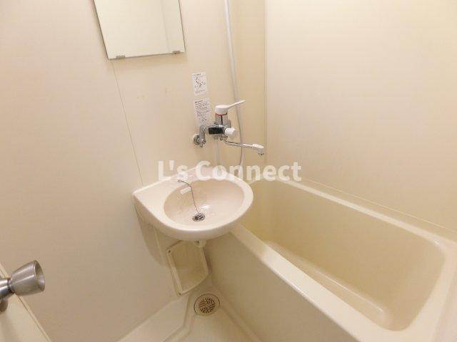 バス・シャワールーム　給湯式のお風呂。