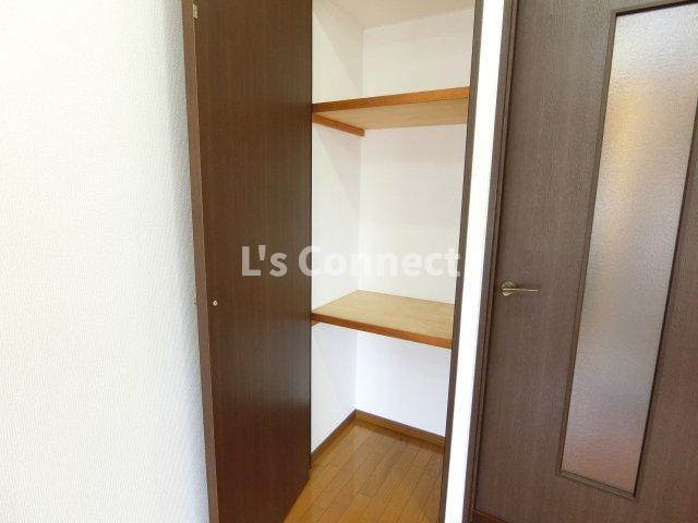 収納　段付き収納でお荷物もすっきりしまえます。