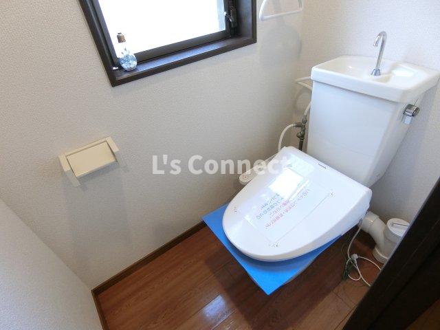 トイレ　温水洗浄便座付きのトイレ。