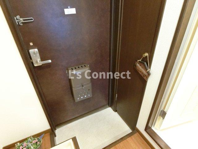 玄関　背の高い下駄箱で靴も収納できます。