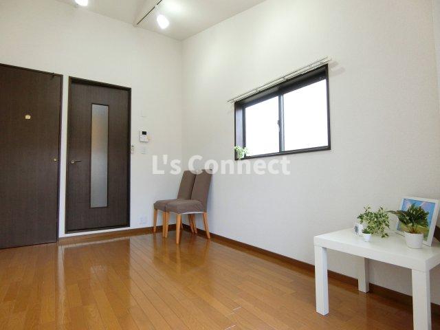 居室・リビング　角部屋で２面に窓があります。