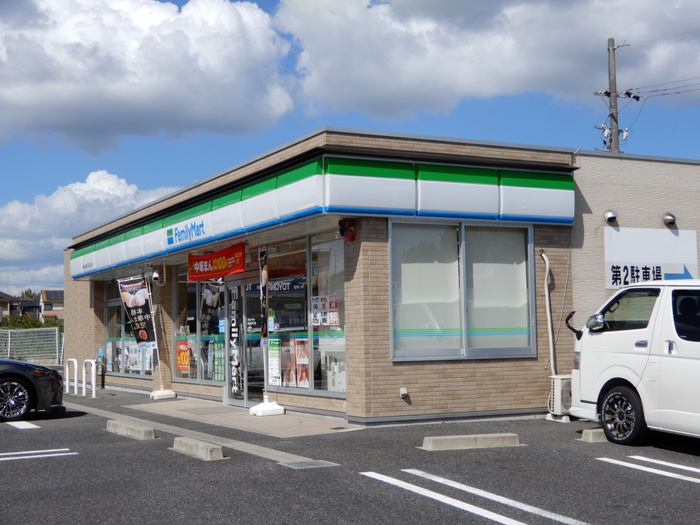 コンビニ　ファミリーマート（コンビニ）まで780m