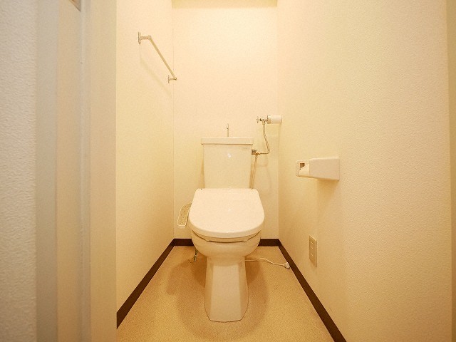 トイレ　嬉しいウォシュレット付きのトイレ！便座温かいですよ♪