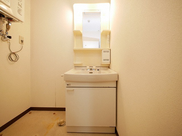 洗面設備　朝の身支度に便利な洗面台です♪