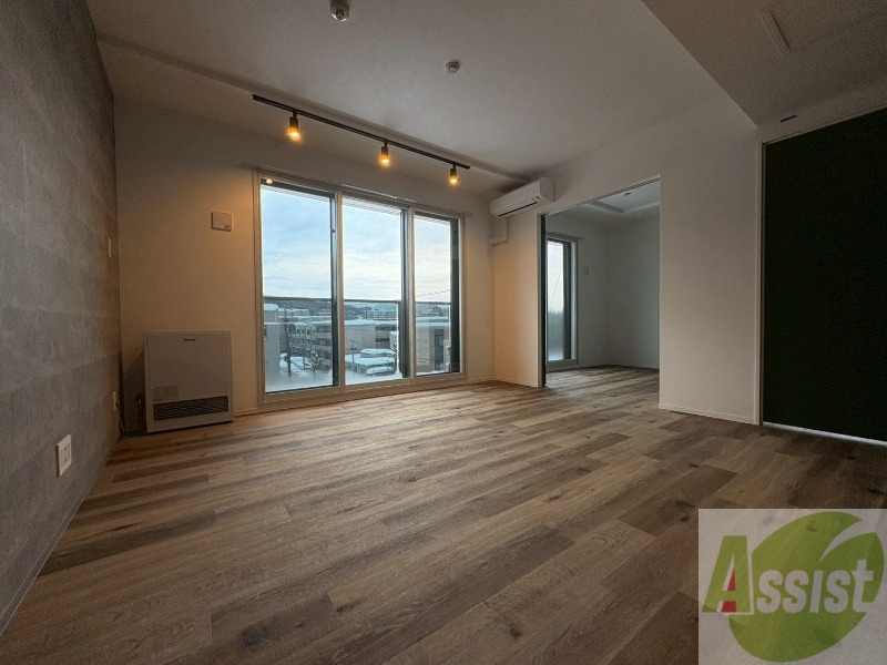 居室・リビング　木目のフローリングは落ち着きのある印象のお部屋になりますね。