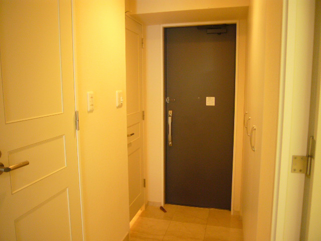 玄関　豊富な収納を設け、さらなるゆとりと高級感を創りあげる玄関