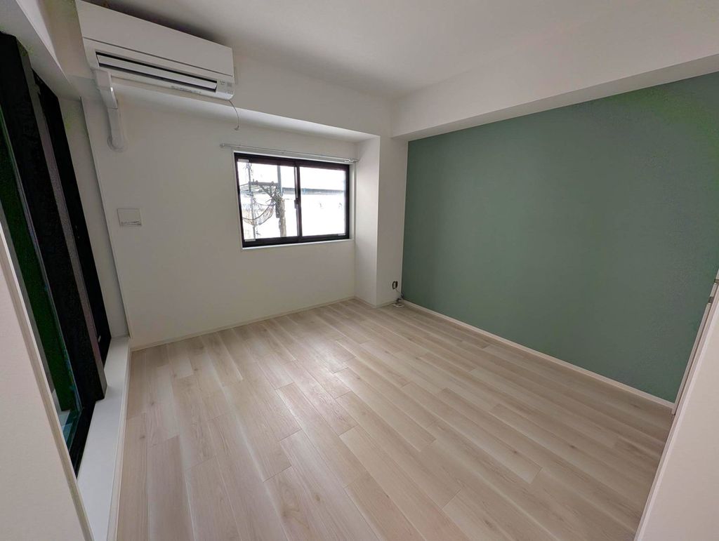 居室・リビング　ベランダ窓と小窓が付いています。壁紙の一部はおしゃれなアク…