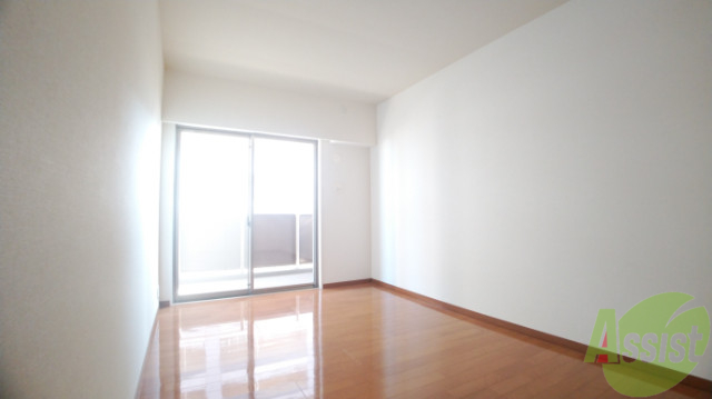 キッチン　８帖の洋室は寝室としてお使いいただけます。