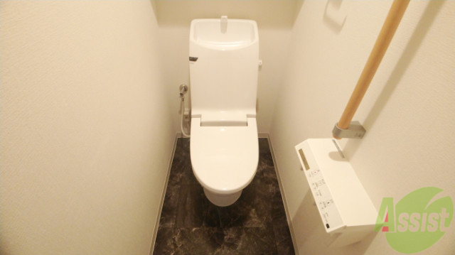 トイレ　温水洗浄機能付きのトイレです。きれいで落ち着ける空間。