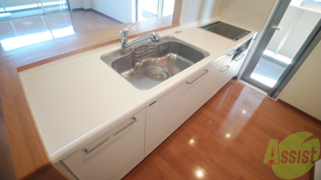 その他部屋・スペース　３口のコンロにグリルもついてきれいで使いやすいキッチンです