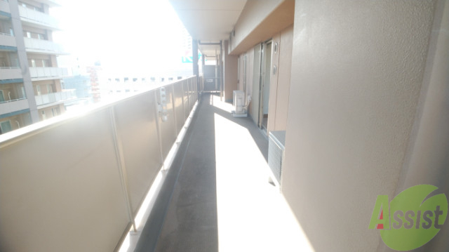 バルコニー　リビングからつながるバルコニーは陽の光がよく当たる快適空間