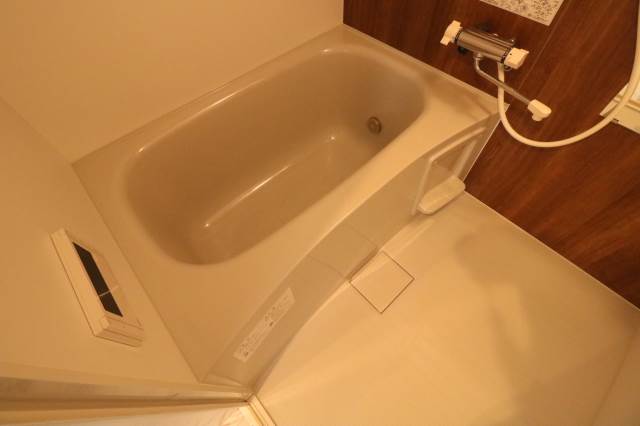バス・シャワールーム　浴室、追い焚き設備付き！
