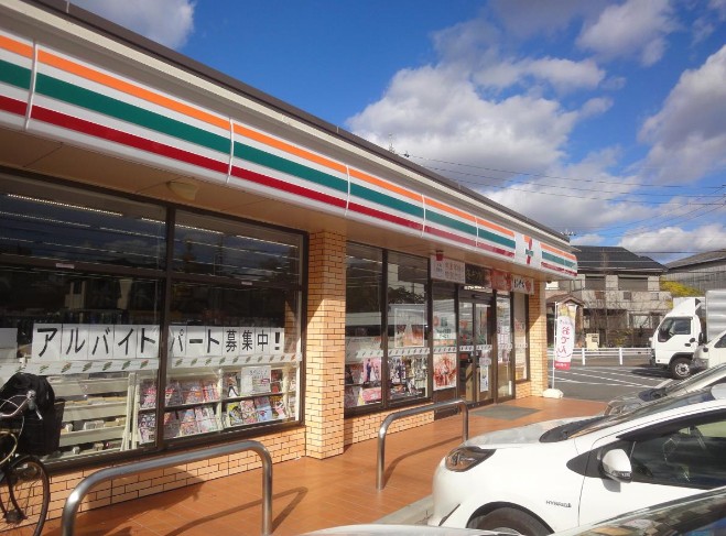 コンビニ　セブンイレブン（コンビニ）まで158m