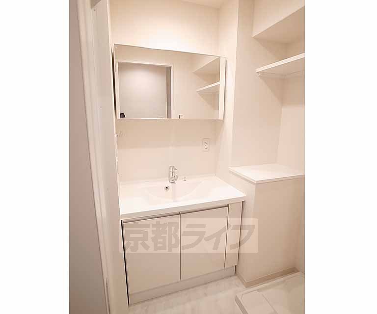 洗面設備　オシャレな洗面台。鏡の裏は収納棚です。