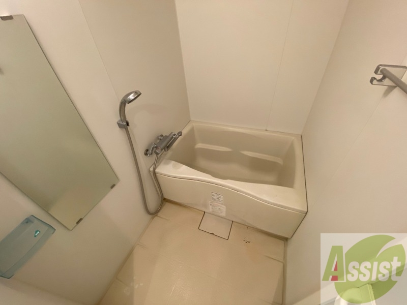 バス・シャワールーム　バスルームは狭すぎず、シャワーも浴びやすそうです。