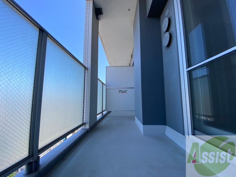 バルコニー　バルコニーは幅があり、広い印象を受けました。