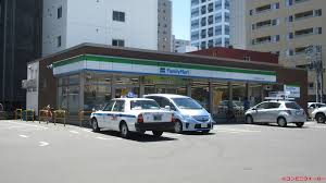 コンビニ　ファミリーマート札幌南2条東4丁目店（コンビニ）まで221m