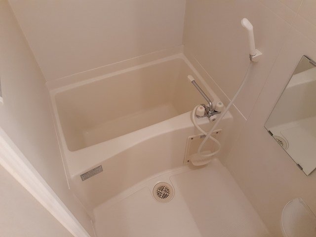 バス・シャワールーム　コンパクトで使いやすいお風呂です