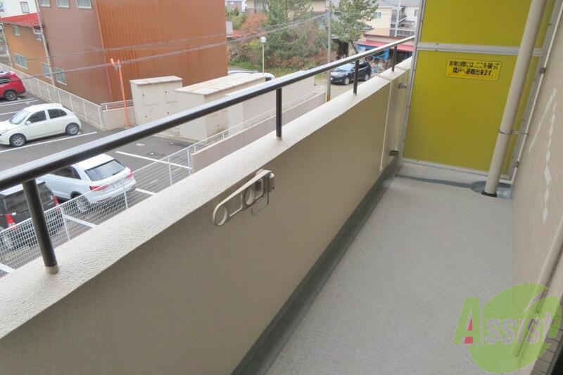 バルコニー　ワイドなバルコニーで洗濯物も沢山干せそうですね。そうですね