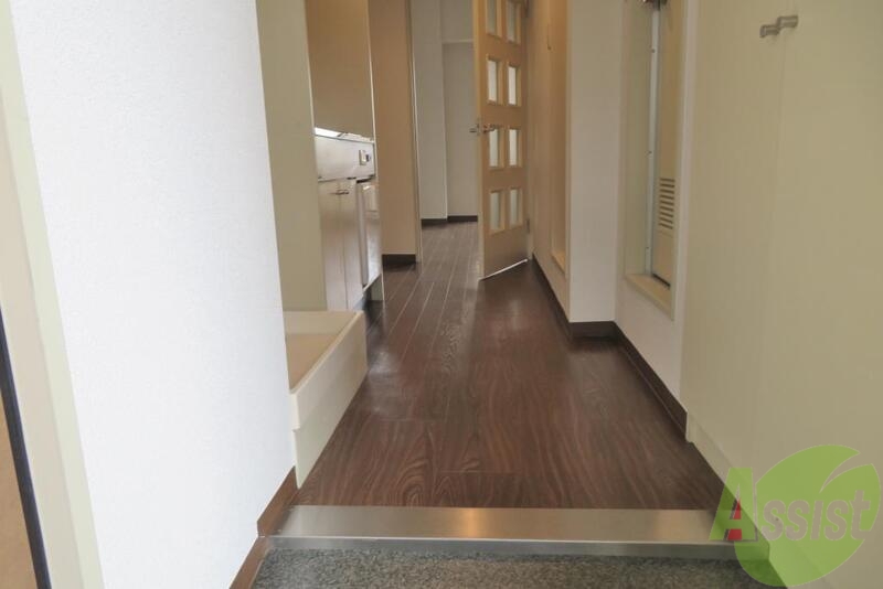 玄関　茶色の床でシックな内装です。ぜひ、その目でご覧くださいませ