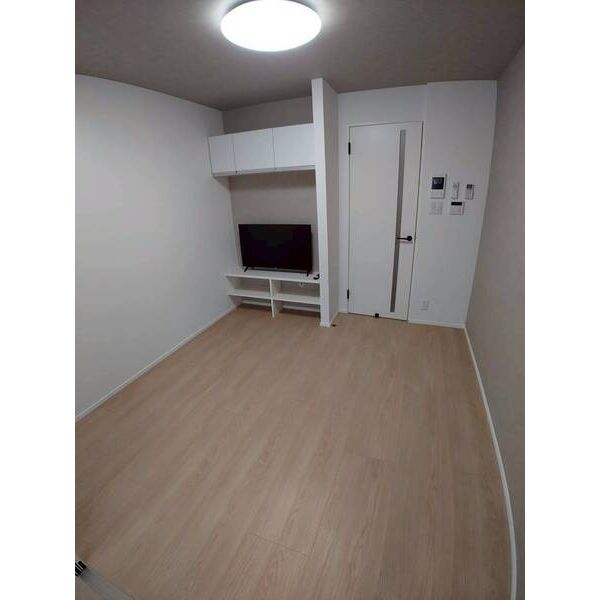 居室・リビング　TVついてます