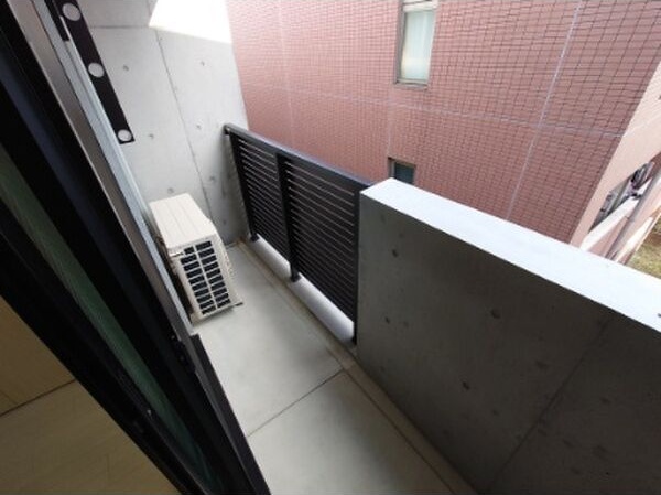 バルコニー　開放的で明るい空間を演出してくれるバルコニーです