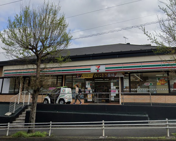 コンビニ　セブンイレブン（コンビニ）まで772m