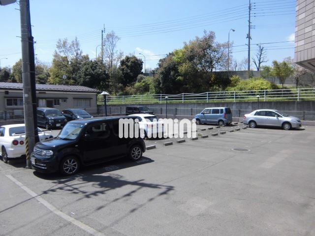 その他部屋・スペース　駐輪場の向かいに駐車場がございます。