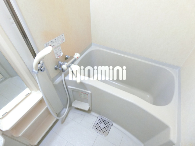 バス・シャワールーム　浴室に鏡が付いています。