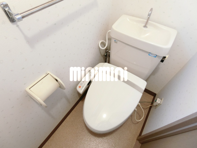 トイレ　窓が付いているので換気できますね。