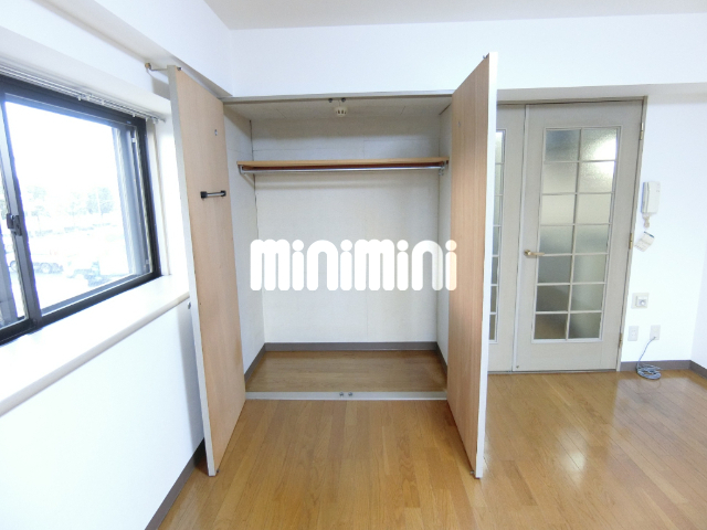 収納　奥行きのあるクローゼットです。