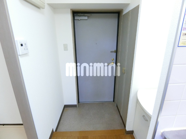 玄関　大きめの下駄箱です。