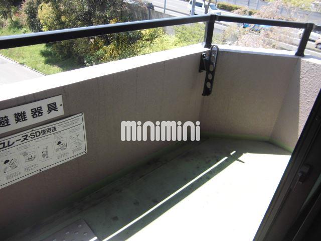 バルコニー　南向きのベランダには陽が差し込み気持ちいいですね。