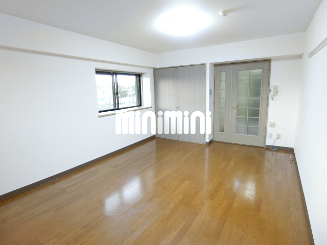 居室・リビング　二面とも二重サッシの窓となっています。